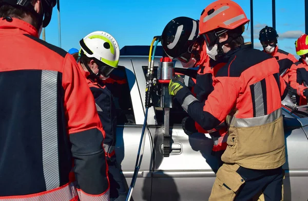 Grupo Bombeiros Vestindo Uniformes Capacetes Realizar Resgate Acidente Carro — Fotografia de Stock