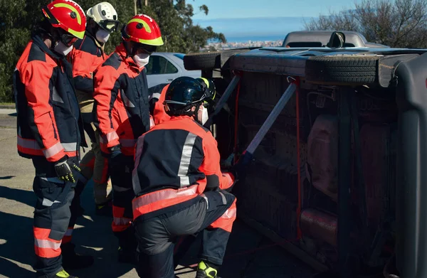 Grupo Bombeiros Vestindo Uniformes Capacetes Realizar Resgate Acidente Carro — Fotografia de Stock