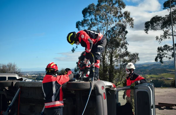 Grupo Bombeiros Vestindo Uniformes Capacetes Realizar Resgate Acidente Carro — Fotografia de Stock