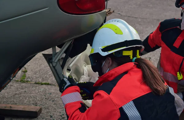 Bombeiro Verificando Carro Caiu — Fotografia de Stock