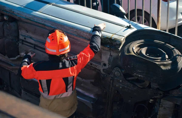 Bombeiro Apoiando Carro Caiu — Fotografia de Stock