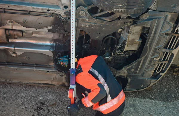 Bombeiro Olhando Para Carro Caiu Com Capacete — Fotografia de Stock