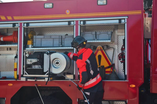 Bombeiro Saindo Caminhão Bombeiros Antes Apagar Incêndio — Fotografia de Stock