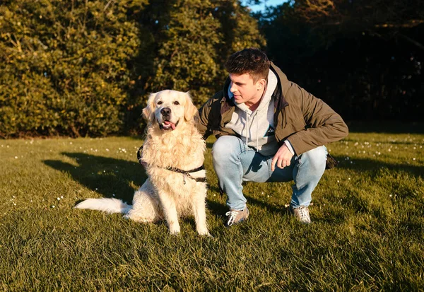 Kaukasischer Junge Steht Mit Einem Golden Retriever Hund Einem Grünen — Stockfoto