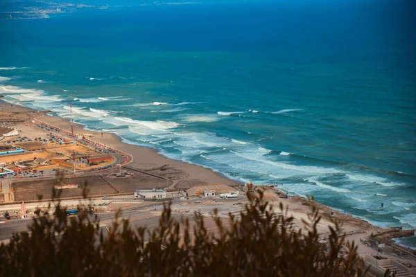Cebelitarık sahilinin kıyı manzarası, dalgalar ve mavi bir deniz.