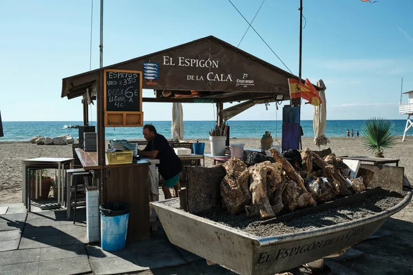 El espign de la Cala 'da ızgara sardalya şişi satıyorum.