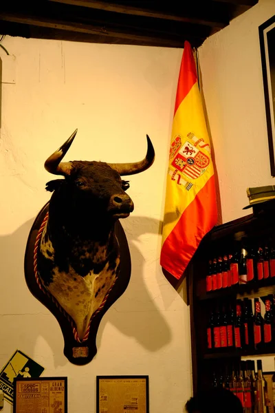Boğa başı, dikey olarak İspanyol bayrağının yanında bir boğa güreşi kupası olarak duruyor. İspanya