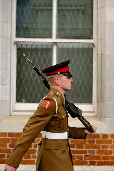 Primer Plano Típica Guardia Británica Caminando Por Gibraltar —  Fotos de Stock