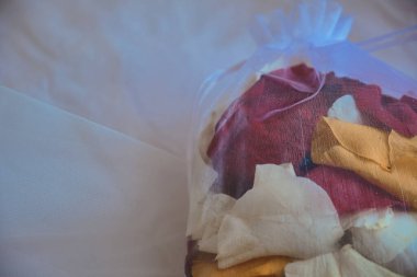 Fotokopi alanı olan beyaz arkaplandaki çiçek yapraklarını kapat