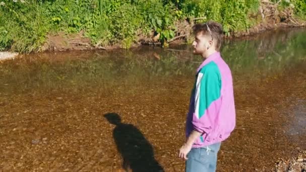 Νεαρό Ξανθό Σακάκι Αγόρι Της Μόδας Ρίχνει Μια Πέτρα Ένα — Αρχείο Βίντεο