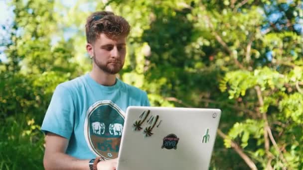 Μαθητής Εργάζεται Laptop Του Ένα Πάρκο Καλοκαίρι — Αρχείο Βίντεο