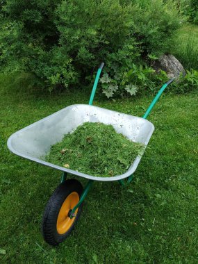 Çimleri biçilmiş bahçe el arabası