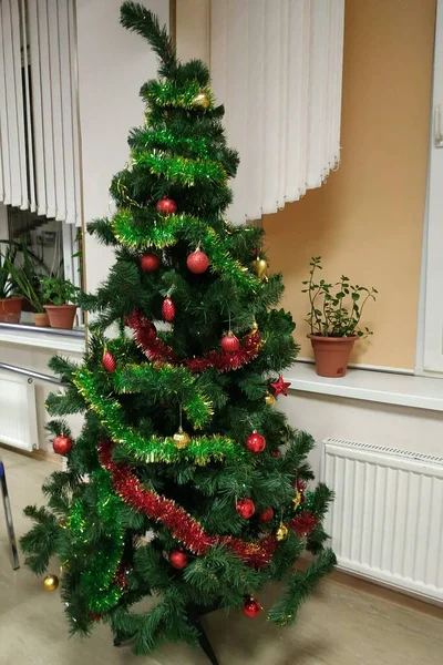 Ein Hoher Weihnachtsbaum Mit Roten Kugeln Sternen Und Lametta — Stockfoto