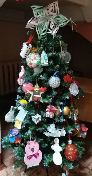 Vánoční Stromek Zdobený Dětskými Vánočními Řemesly — Stock fotografie