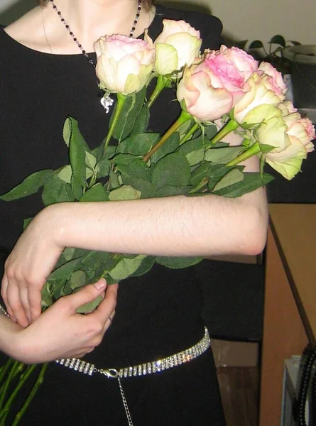 Bouquet Roses Her Hands — Stock Photo, Image