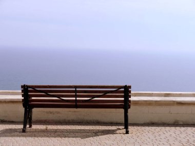 Denize ve gökyüzüne karşı boş ahşap bir yer