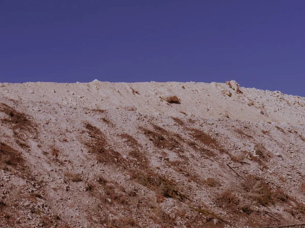 Sandiger Trockener Hügel Gegen Blauen Himmel — Stockfoto