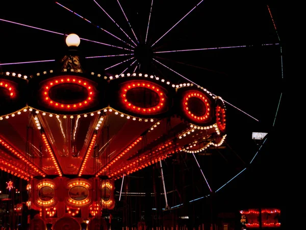 Carrossel Iluminado Roda Gigante Durante Noite — Fotografia de Stock