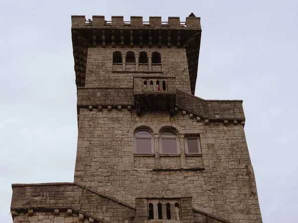 Vecchio Castello Pietra Stile Romano Contro Cielo — Foto Stock