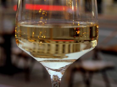 Şehrin sokaklarına karşı bir kadeh beyaz şarap.