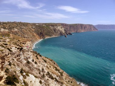 Mavi deniz ve kayalık kıyı şeridi güneşli bir günde