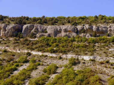 Güneşli yaz gününde mavi gökyüzüne karşı Rocky Dağları