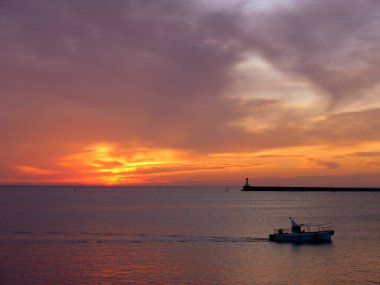 deniz üzerinde turuncu gün batımı 