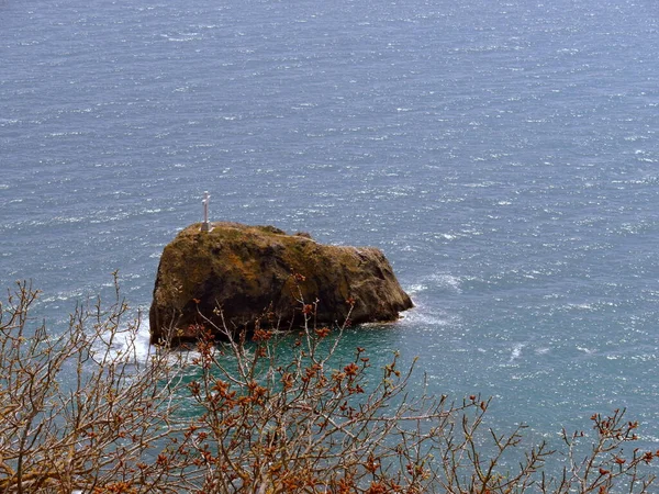 Isla Piedra Oscura Con Cruz Mar Día Soleado —  Fotos de Stock