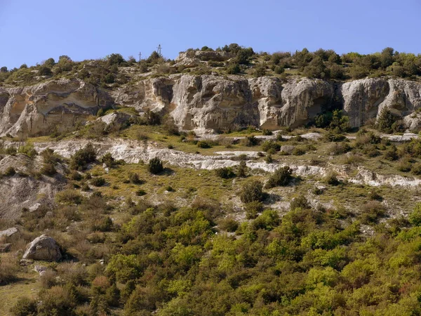 Montagne Rocciose Contro Cielo Blu Nella Soleggiata Giornata Estiva — Foto Stock