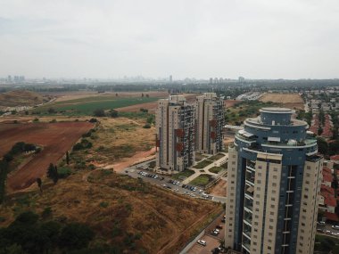 İsrail 'de açık alanların yanına inşa edilmiş binaların insansız hava aracı görüntüleri.
