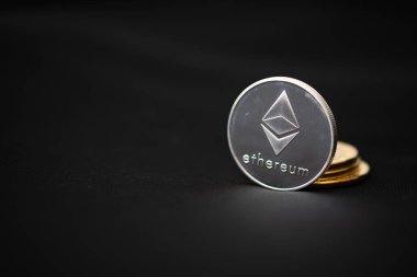 Ethereum sikke siyah arka plan üzerinde