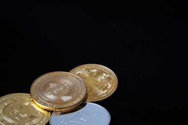 Siyah arkaplan üzerinde kripto para birimleri birlikte