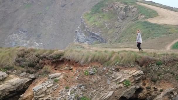 Γυναίκα Περπατά Κατά Μήκος Ενός Γκρεμού Ένα Ορεινό Τοπίο — Αρχείο Βίντεο