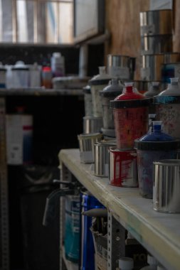 raf boya kutusuyla dolu.