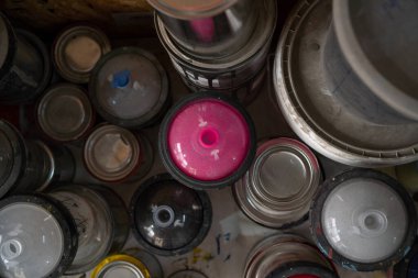 raf boya kutusuyla dolu.