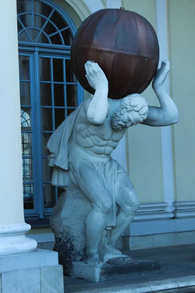 2022 Biaystok Polonia Escultura Hombre Fuerte Antiguo Con Una Pelota — Foto de Stock