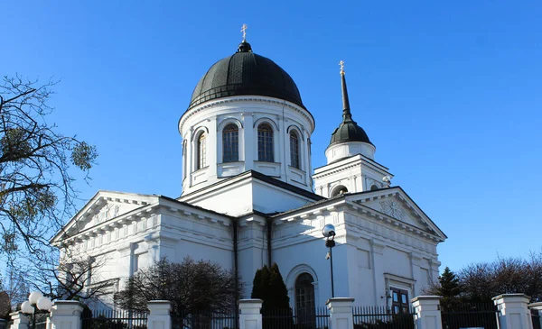 02.08.2022 Bialystok Polonya Tarihi Ortodoks Kilisesi Sabah mavi gökyüzüne karşı.