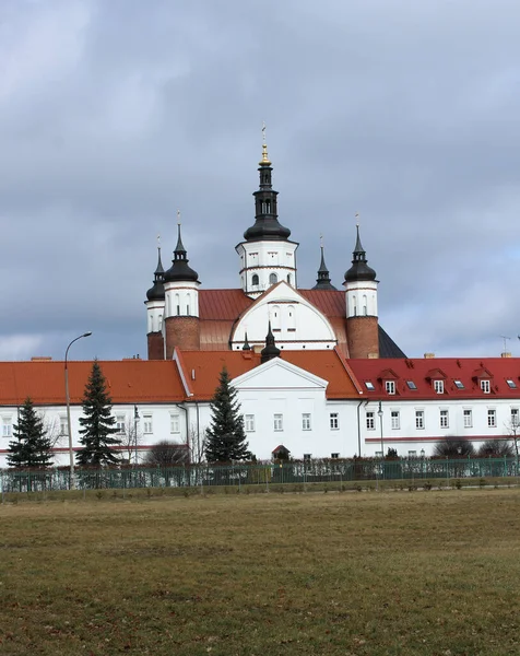 03.02.2022 Suprasl Poland.Parkın tarihi ortodoks manastırı manzarası.