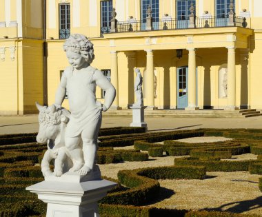 Bialystok Poland.Branicki Sarayı bahçesinde midilli taşıyan bir çocuk heykeli.