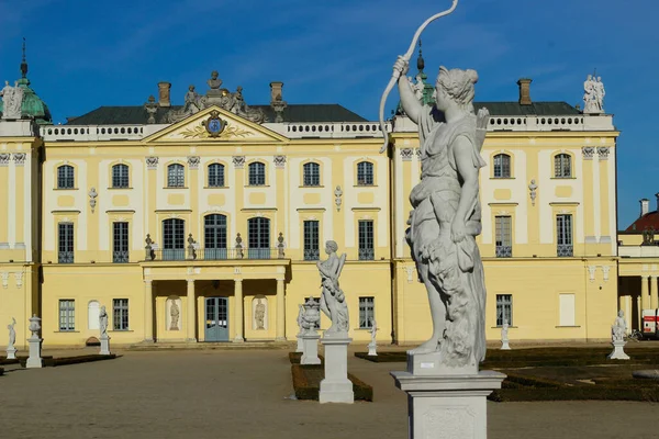 Bialystokポーランド 背景にブラニツキ宮殿と歴史的な彫刻 — ストック写真