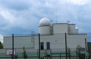 12.06.2022 Bialystok Polska,Szkolne obserwatorium astronomiczne w pochmurny dzie.