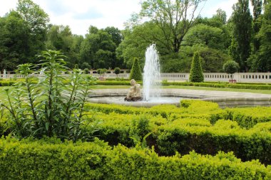 12.06.2022 Bialystok Poland. Branicki Sarayı bahçesindeki bir çocuğun yeşil çeşmesi..