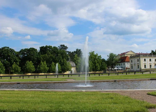 2022 Bialystokポーランド シティパークの美しい太陽と噴水 — ストック写真