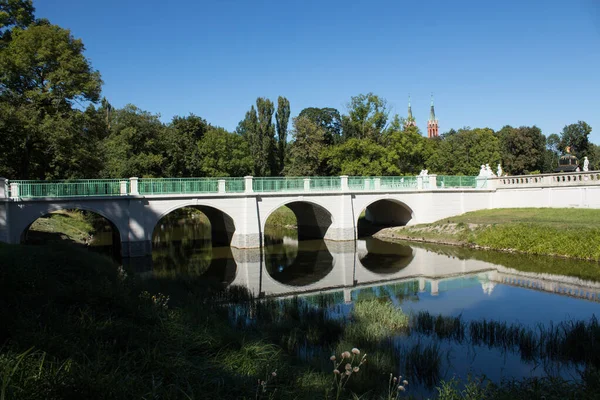 10.09.2022 Bialystok Poland.Branicki Parkı 'ndaki tarihi köprü.