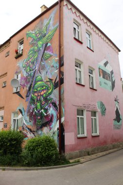 10.09.2022 Bialystok Poland.Şehir merkezinde renkli soyut duvar resmi.