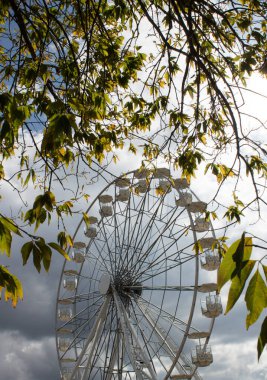 15.09.2022 Bialystok Poland. Yaprak ve dönme dolap ışınları.