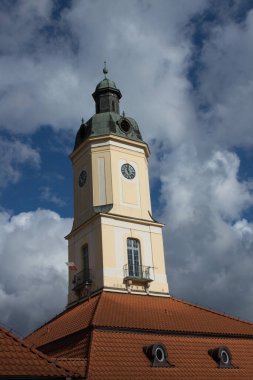 4.10.2022 Bialystok Poland.Şehir merkezinde tarihi belediye binası kulesi.