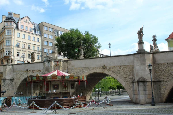 2022 Klodzko Polen Gammal Karusell Och Historisk Bro Stadens Centrum — Stockfoto