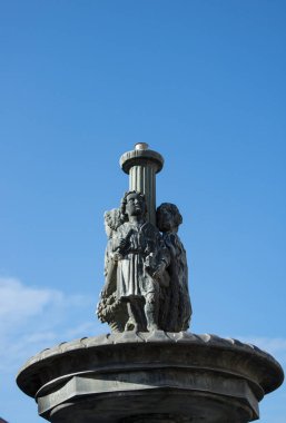 12.10.2022 Bialystok Poland.Şehir çeşmesindeki metal figürlerin görüntüsü.