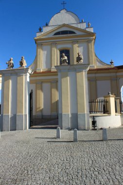 14.10.2022 Bialystok Poland.Aziz heykelleri ve şehir merkezinde bir Katolik kilisesi.